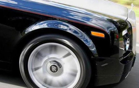 No matter how Rolls-Royce runs, the double R mark of aluminum alloy wheels is always upright
